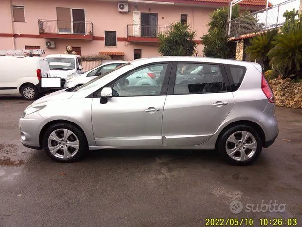 Renault Scenic 2011 photo 2