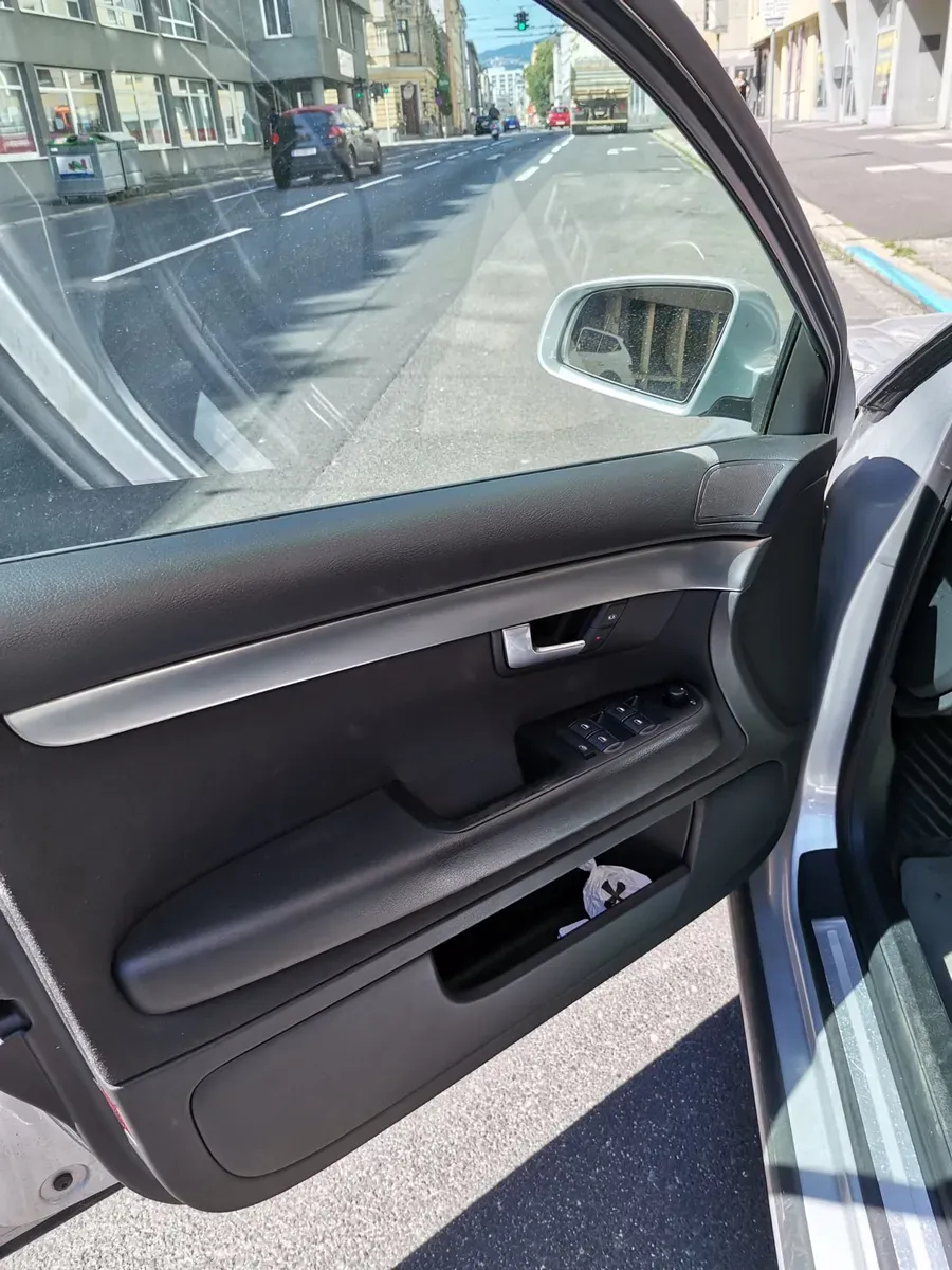 Audi A4 2005 photo 2