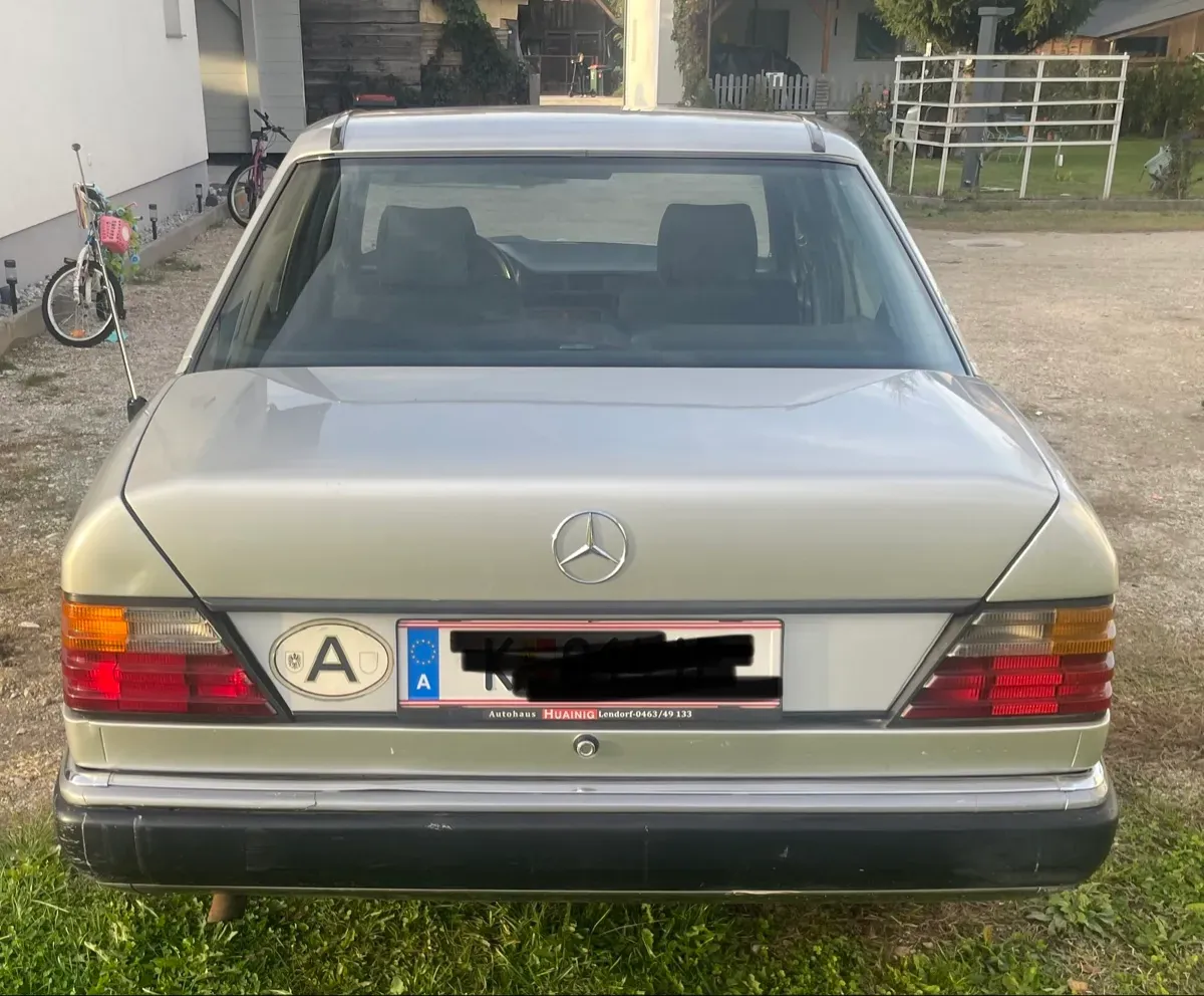 Mercedes-Benz E-Class 1992 photo 3