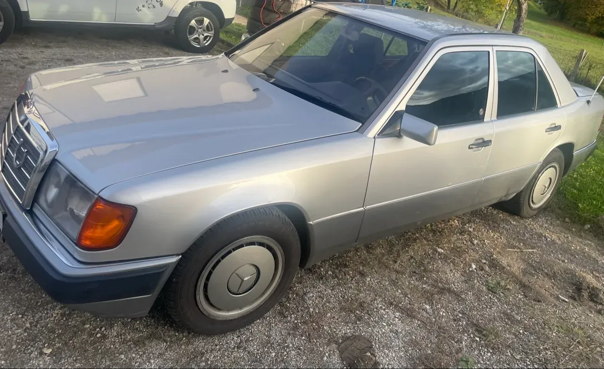 Mercedes-Benz E-Class 1992 photo 2