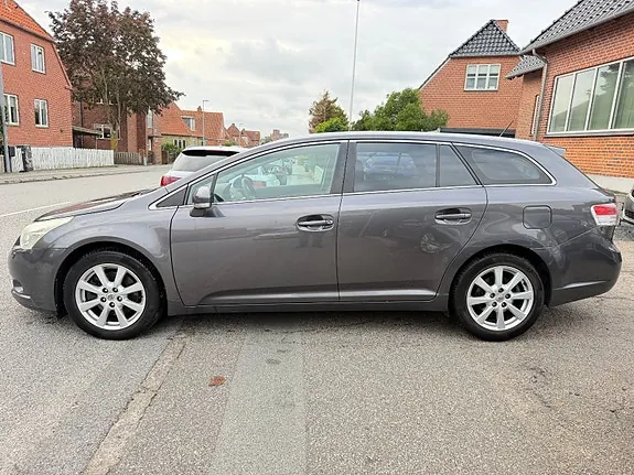 Toyota Avensis 2010 photo 3