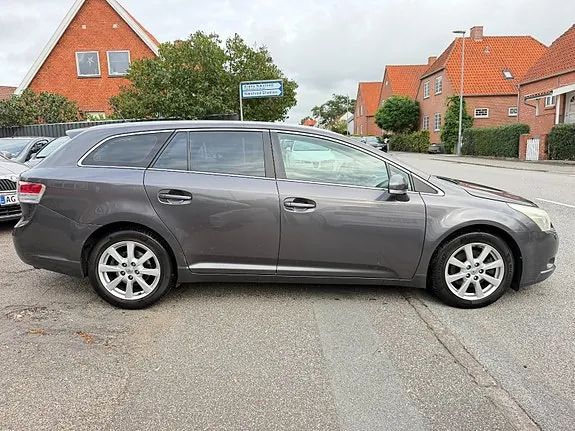 Toyota Avensis 2010 photo 2