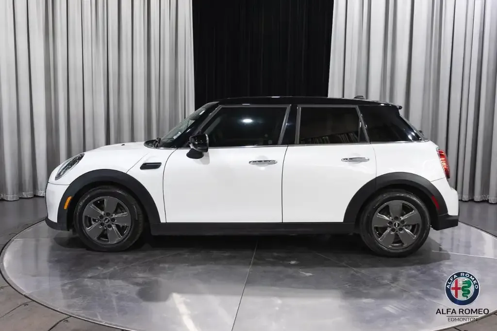 Mini 5 Door 2024 photo 2