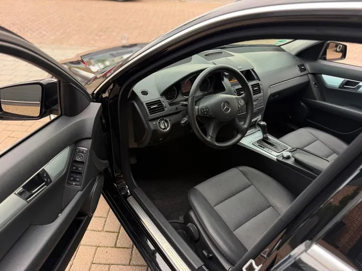 Mercedes-Benz C-Class 2011 photo 2
