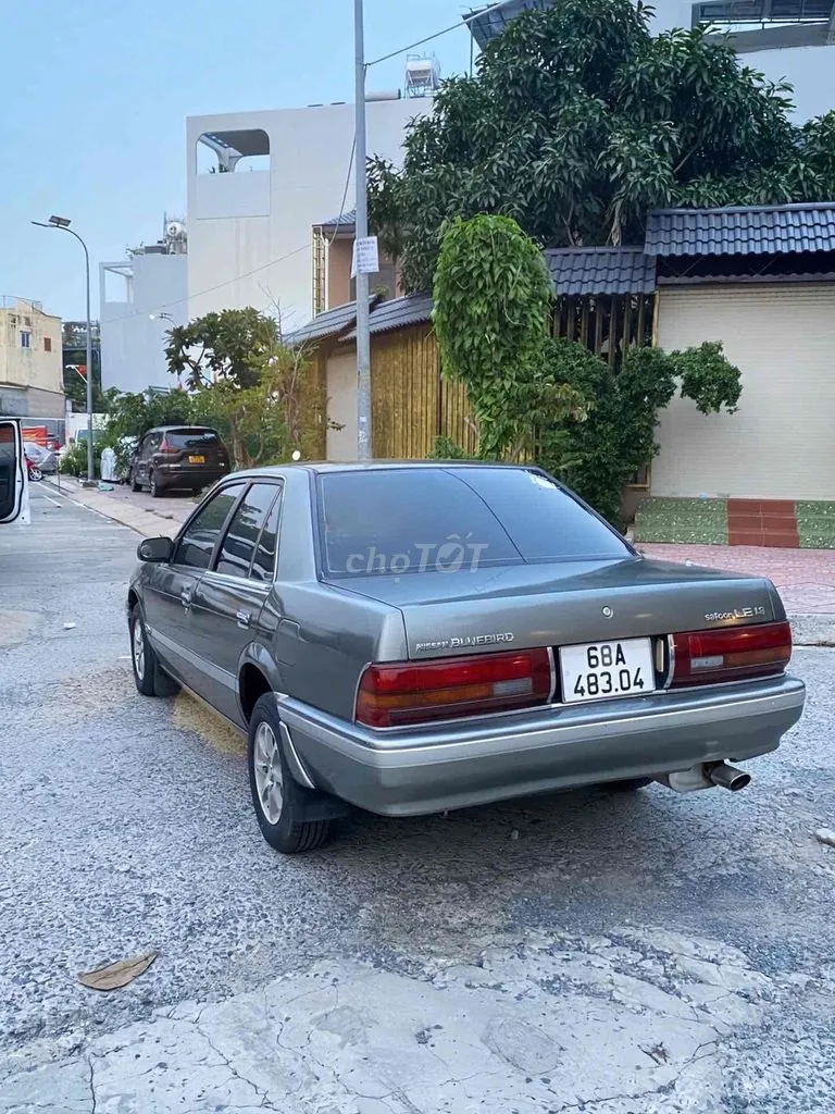 Nissan Bluebird 1990 photo 4