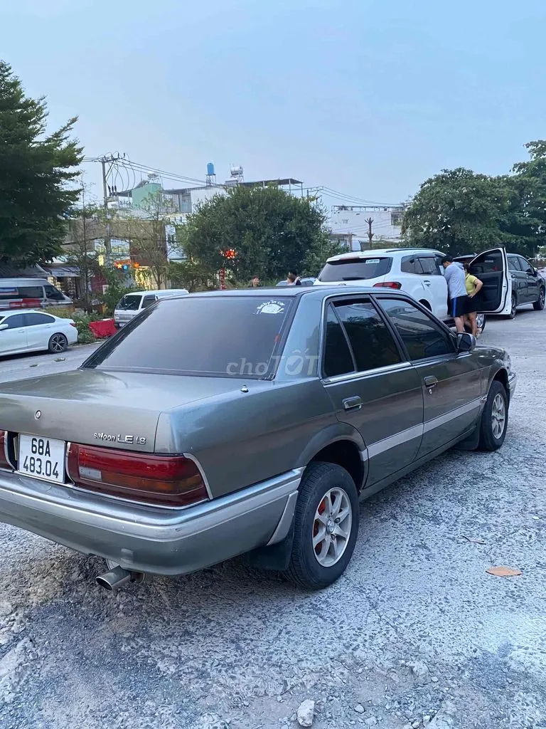 Nissan Bluebird 1990 photo 3