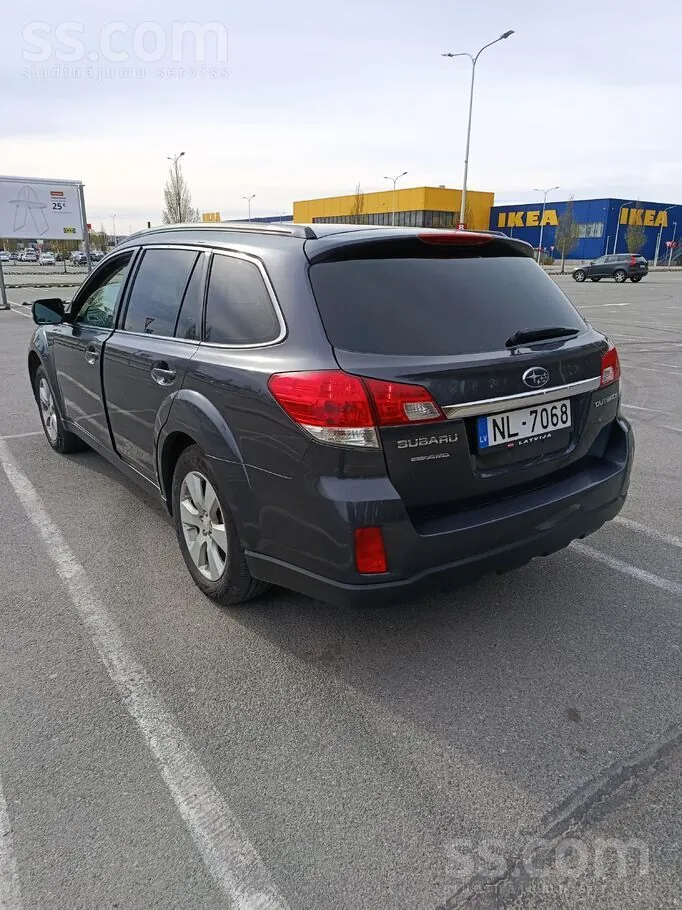 Subaru Outback 2011 photo 2