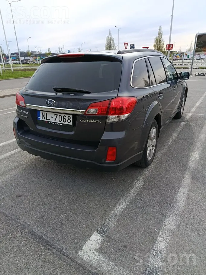 Subaru Outback 2011 photo 3