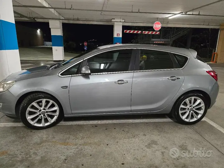 Opel Astra 2010 photo 2