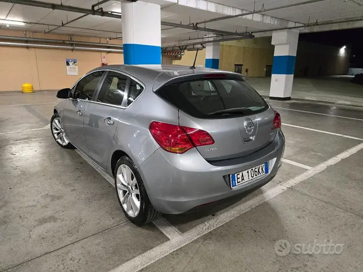 Opel Astra 2010 photo 3