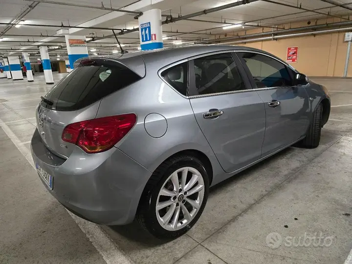 Opel Astra 2010 photo 4