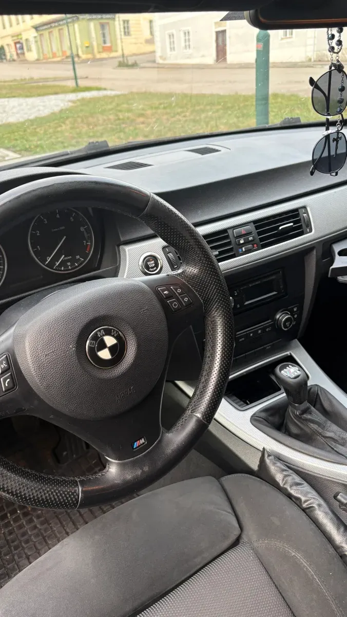 BMW 3 Series 2010 photo 3
