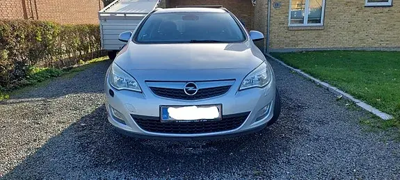 Opel Astra 2011 photo 2