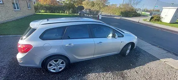 Opel Astra 2011 photo 3