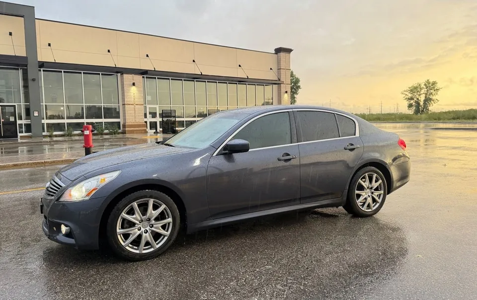 Infiniti G37X 2011 photo 2