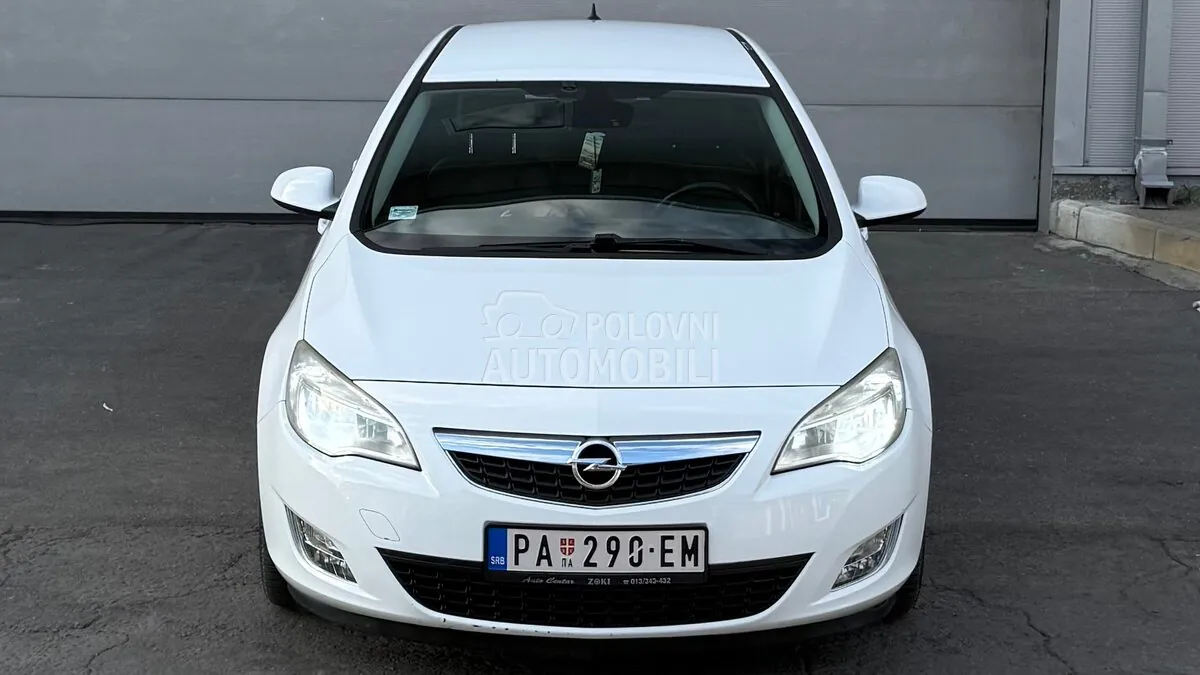 Opel Astra J 2010 photo 2