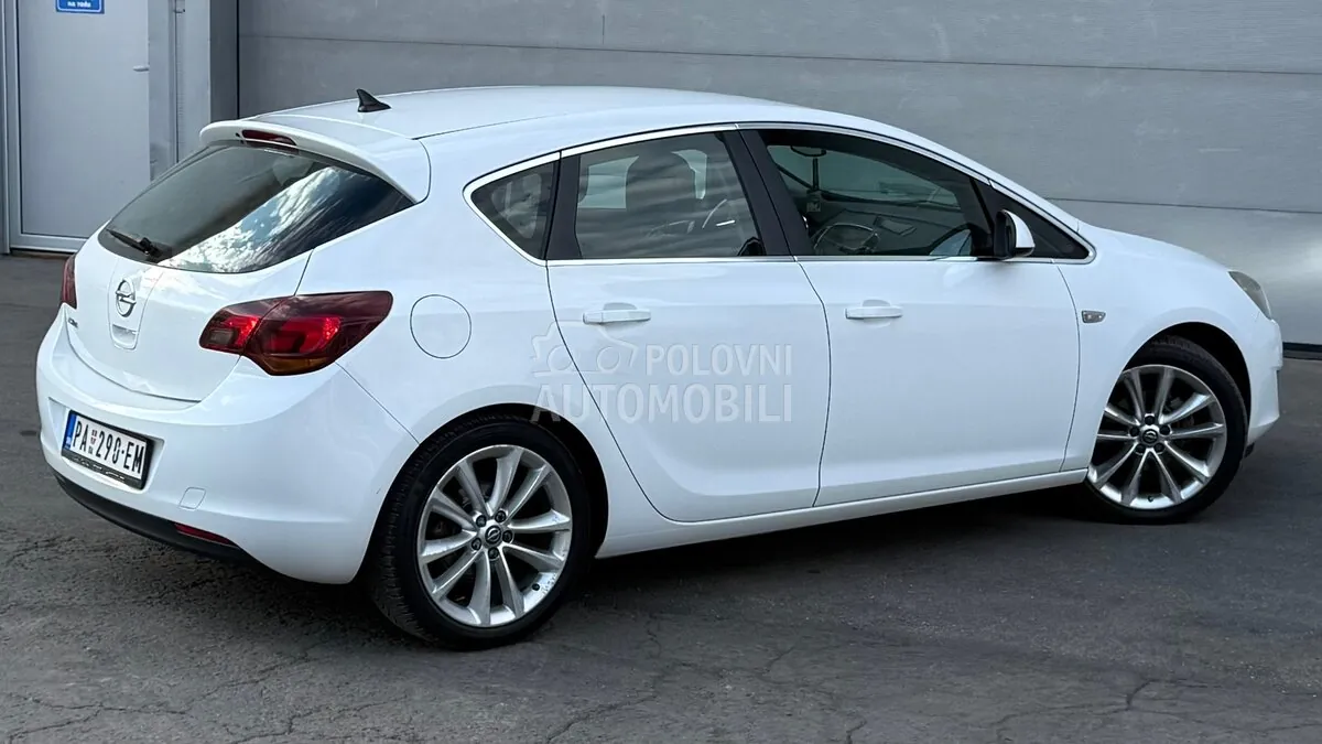 Opel Astra J 2010 photo 4