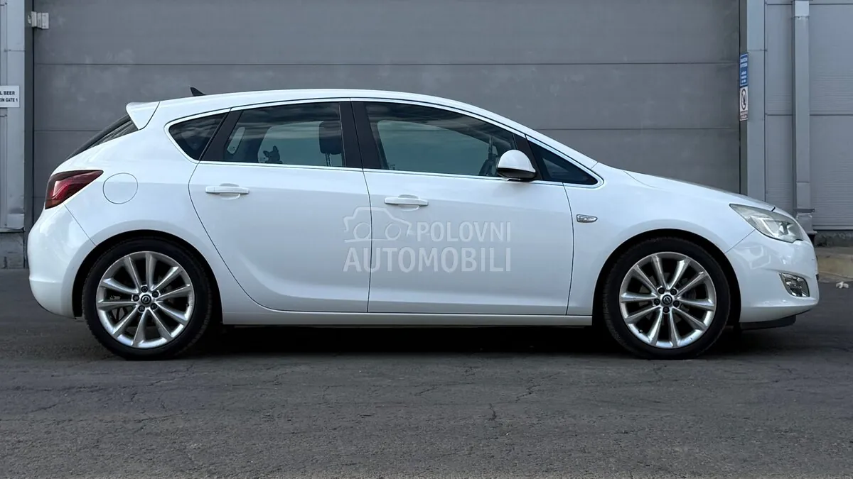 Opel Astra J 2010 photo 3