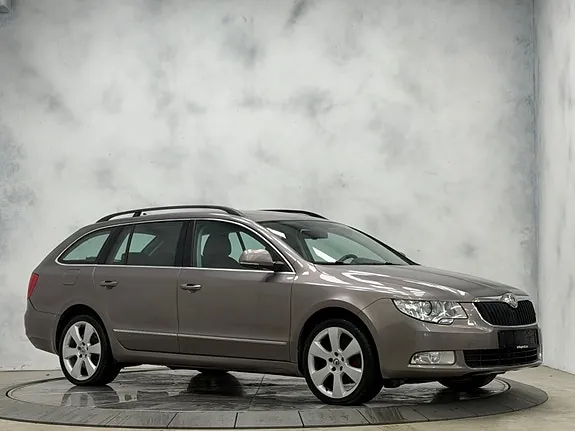 Skoda Superb 2011 photo 5