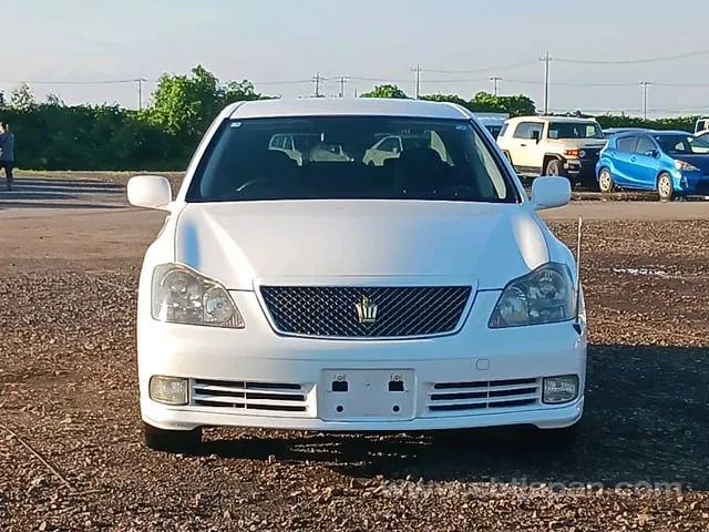Toyota Crown 2005 photo 2