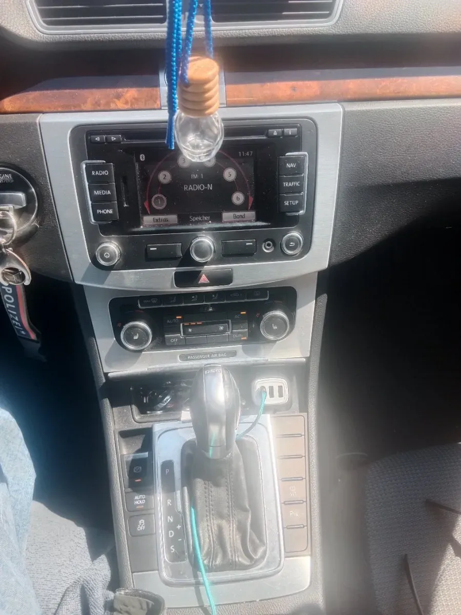 Volkswagen Passat 2011 photo 2
