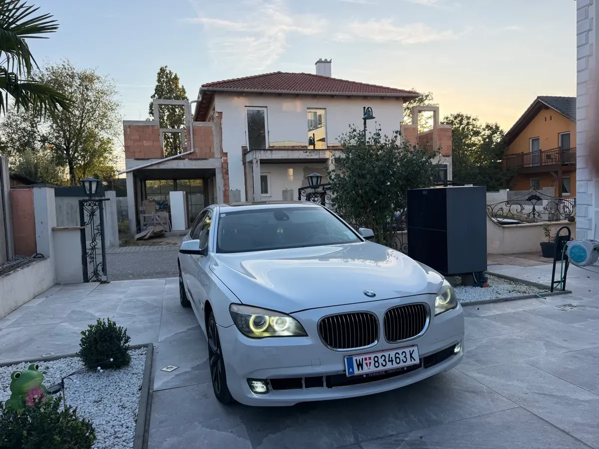 BMW 7 Series 2012 photo 2