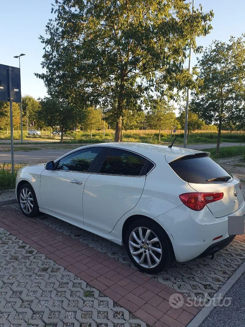Alfa Romeo Giulietta 2011 photo 2