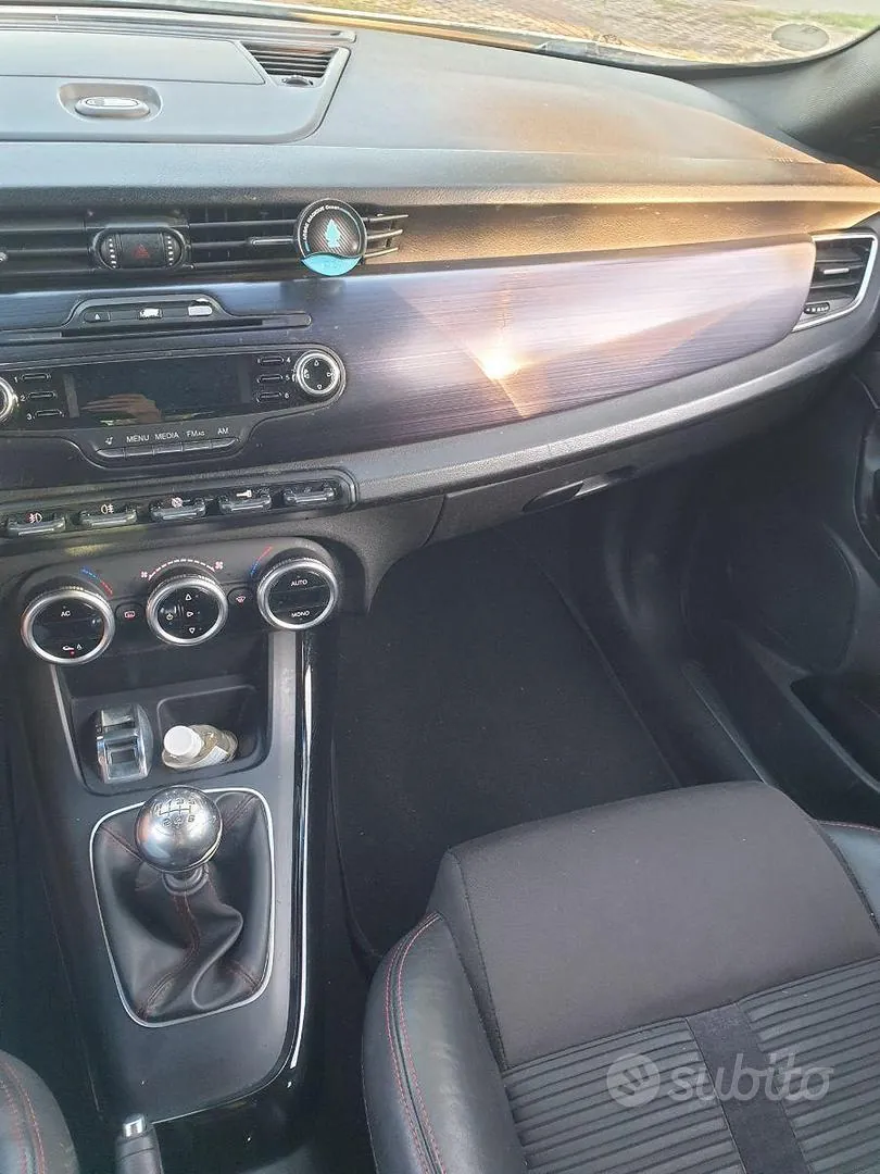 Alfa Romeo Giulietta 2011 photo 5