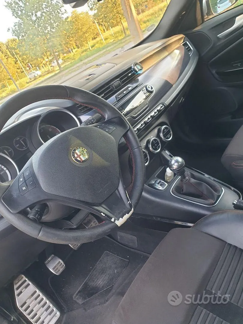 Alfa Romeo Giulietta 2011 photo 4