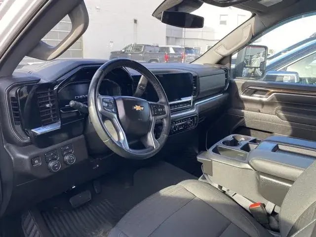 Chevrolet Silverado 3500Hd 2025 photo 2