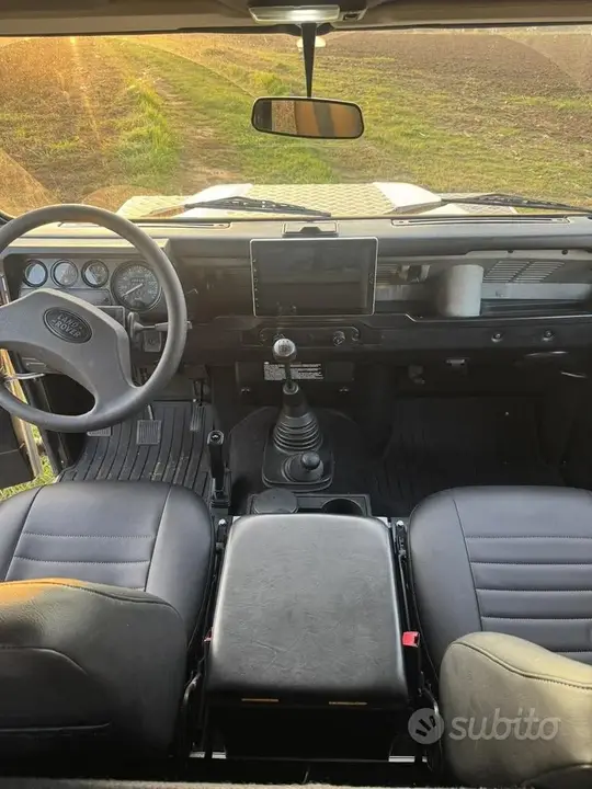 Land Rover Defender 90 1996 photo 3