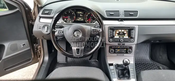 Volkswagen Passat 2011 photo 2