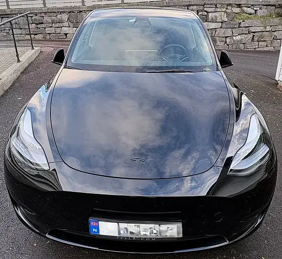 Tesla Model Y 2023 photo 2