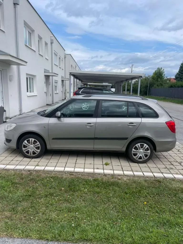 Skoda Fabia 2011 photo 3