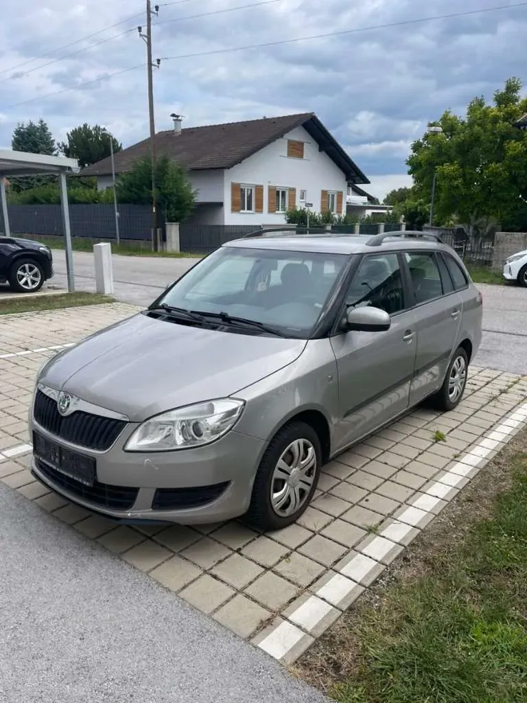 Skoda Fabia 2011 photo 2