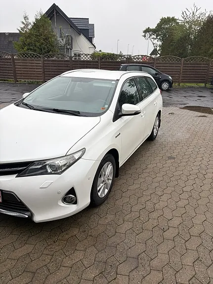 Toyota Auris 2014 photo 3
