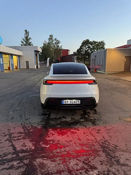Tesla Model Y 2026 photo 2