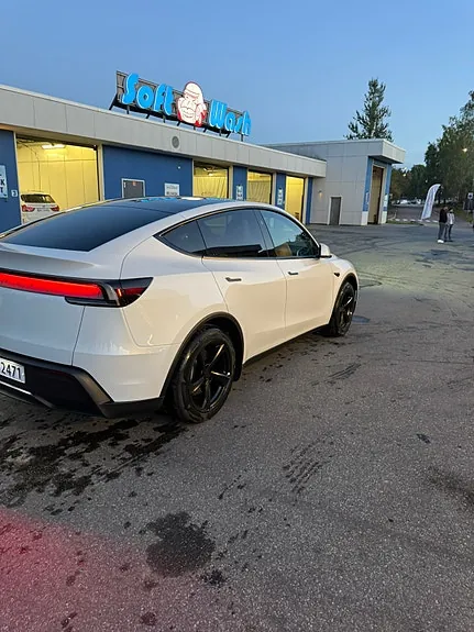 Tesla Model Y 2026 photo 4