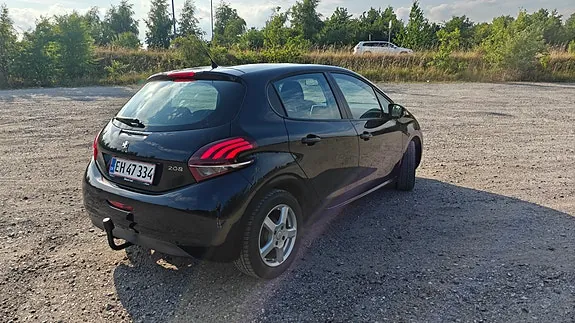 Peugeot 208 2012 photo 4