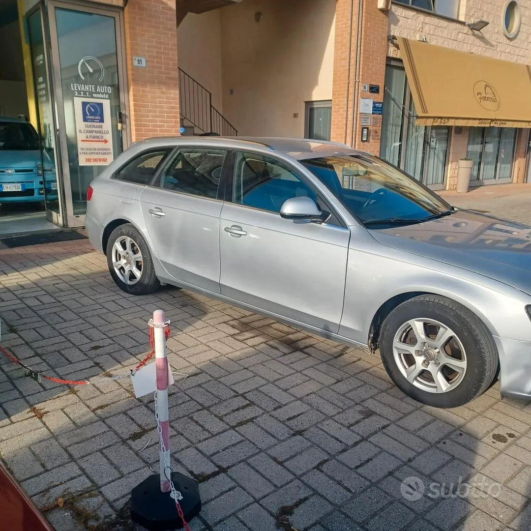 Audi A4 2011 photo 2