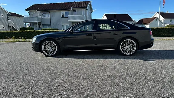 Audi A8 2011 photo 2