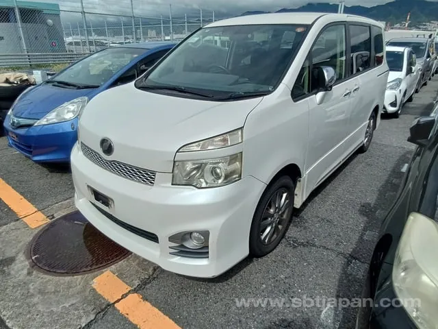Toyota Voxy 2012 photo 2