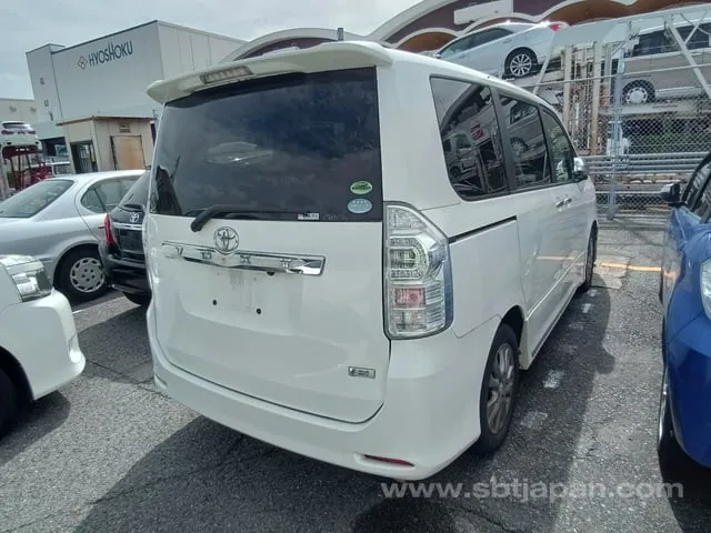 Toyota Voxy 2012 photo 4