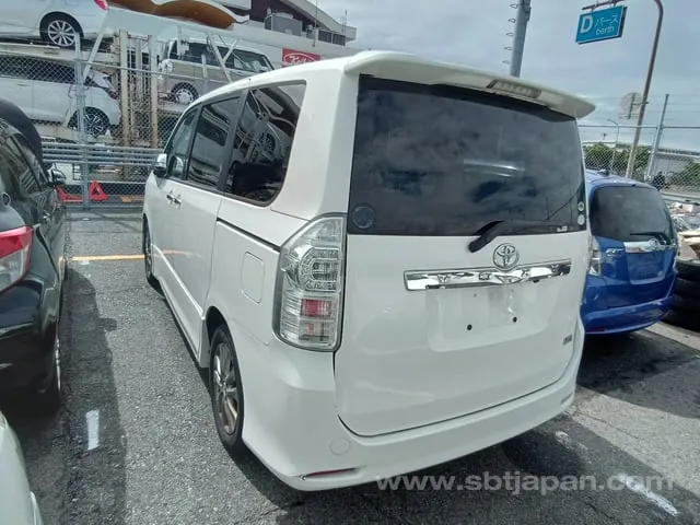 Toyota Voxy 2012 photo 3