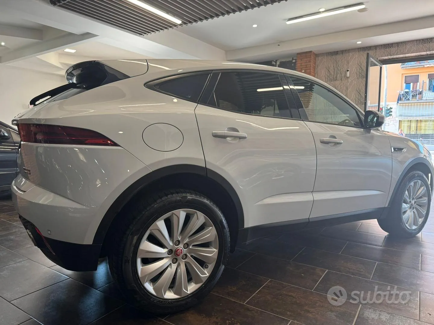 Jaguar E-Pace 2018 photo 4