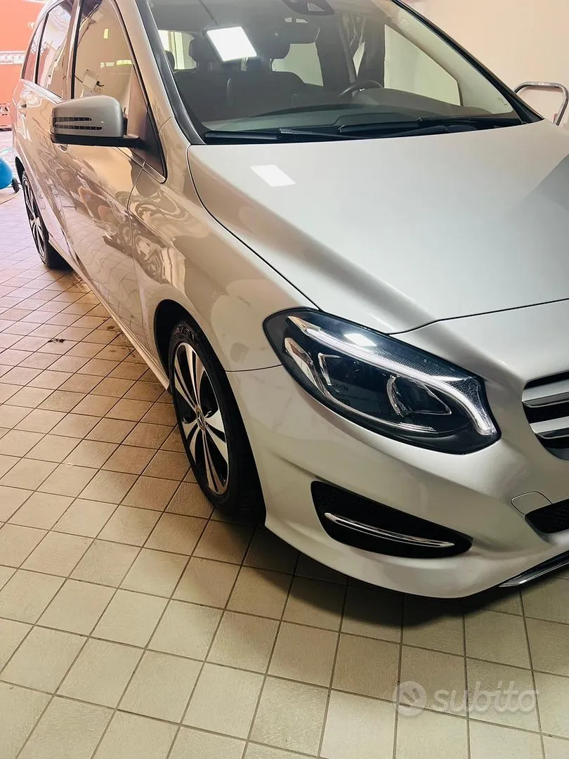 Mercedes-Benz B 180