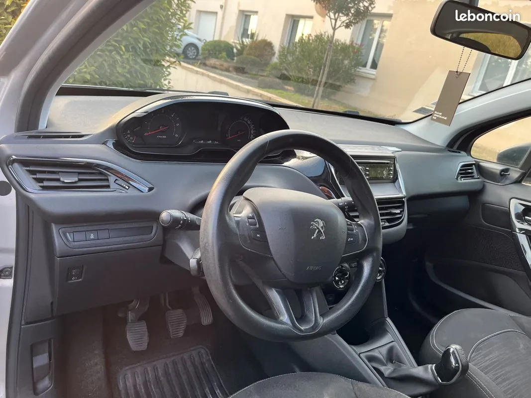Peugeot 208 2012 photo 3