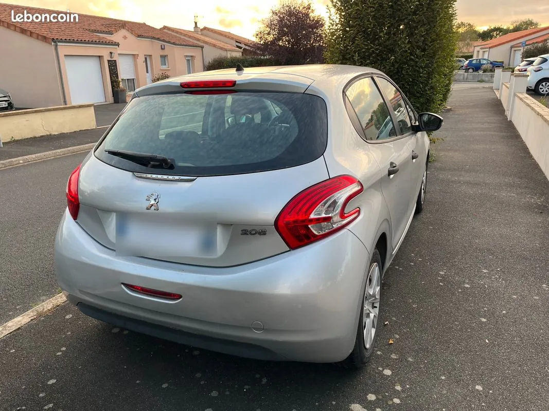 Peugeot 208 2012 photo 2