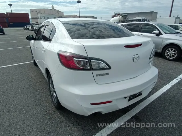 Mazda Axela 15F 2013 photo 3