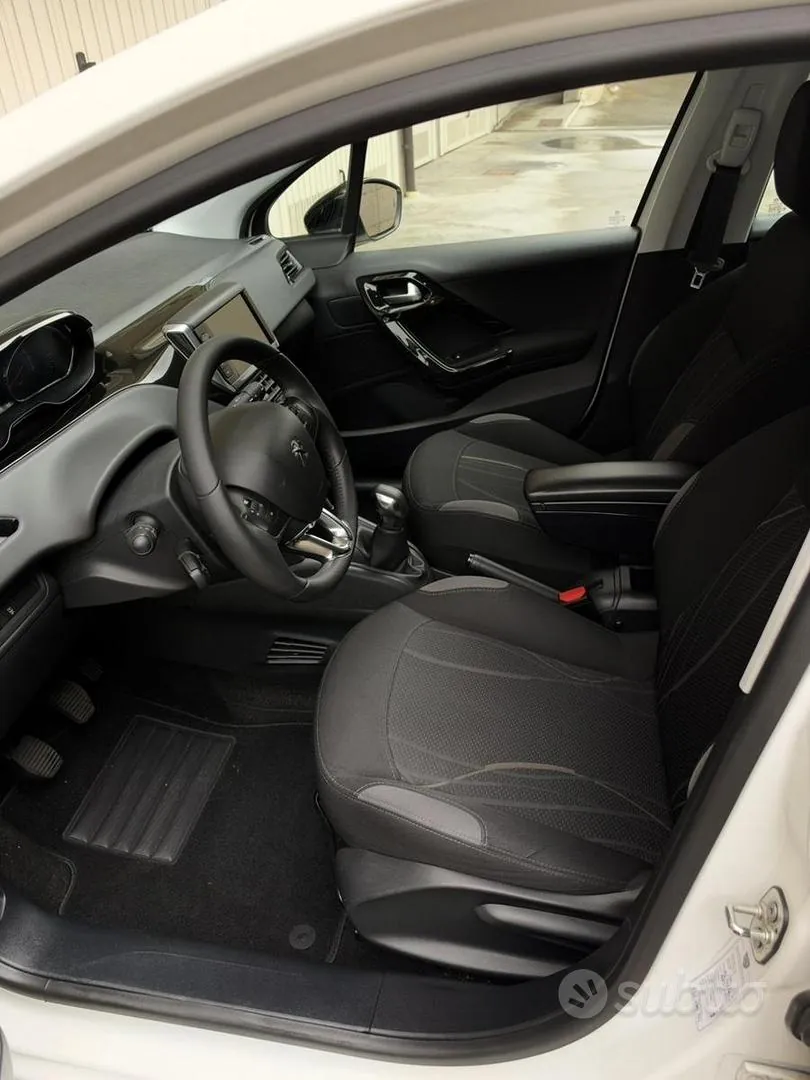 Peugeot 208 2015 photo 4